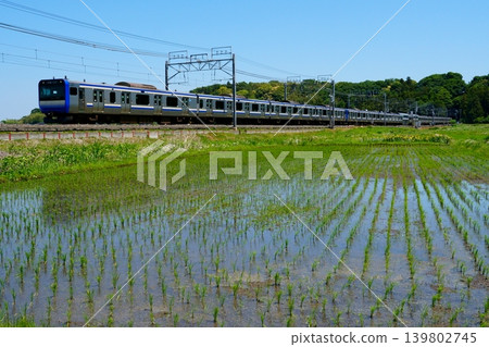 【JR東日本E235系列車,1000系列】總武本線的鬱鬱蔥蔥景色 【JR東日本E235系列車,1000系列】總武本線的鬱鬱蔥蔥景色 139802745