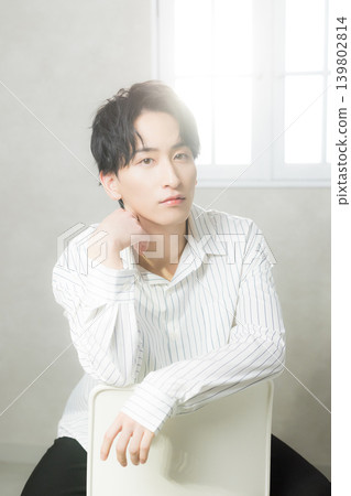 窗口邊的年輕人 窗口邊的年輕人 139802814