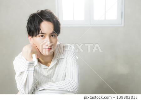 窗口邊的年輕人 139802815