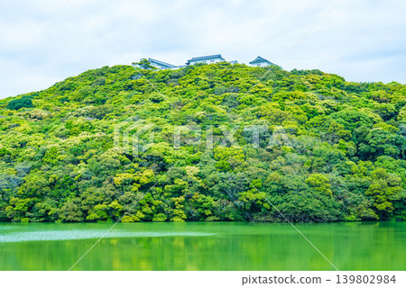 Fukuro Pond and Tomioka Castle on the mountaintop in Reihoku Town, Kumamoto Prefecture Fukuro Pond and Tomioka Castle on the mountaintop in Reihoku Town, Kumamoto Prefecture 139802984