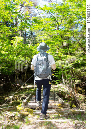 喜歡登山和健行的日本男性 喜歡登山和健行的日本男性 139803191