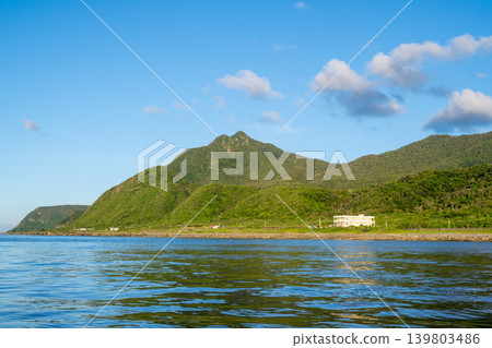 台灣蘭嶼－2026年東慶灣全景，大魯族在鄂圖什海灘的傳統絛船站 139803486