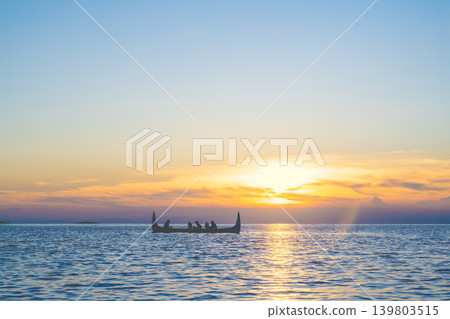 台灣蘭嶼－2026年東慶灣全景，大魯族在鄂圖什海灘的傳統絛船站 139803515