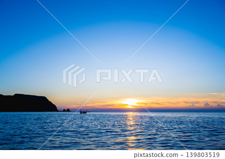 台灣蘭嶼-2026年東慶灣全景,大魯族在鄂圖什海灘的傳統絛船站 台灣蘭嶼-2026年東慶灣全景,大魯族在鄂圖什海灘的傳統絛船站 139803519