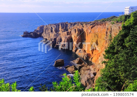 The sheer cliffs of Nanki Shirahama as seen from the walking path: Sandanbeki Cliffs 139803574