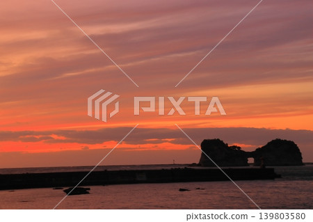 Sunset overlooking Engetsu Island on Shirahama Beach (Nanki Shirahama) Sunset overlooking Engetsu Island on Shirahama Beach (Nanki Shirahama) 139803580