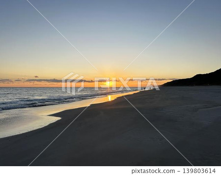 落日和海岸線的輪廓 落日和海岸線的輪廓 139803614