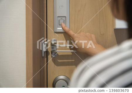 一雙女人的手正在操作智慧鎖 一雙女人的手正在操作智慧鎖 139803670