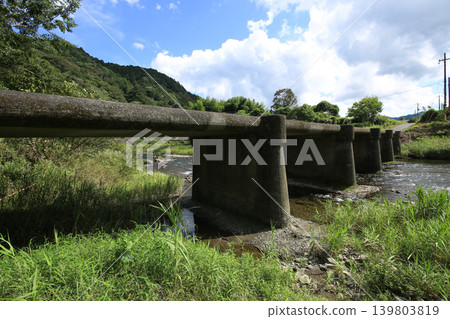 Scenery of the Kumaaki Submersible Bridge in Nakatosa Town, Kochi Prefecture 139803819