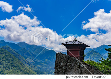 藍天白雲，懸崖上的寺廟 139803869
