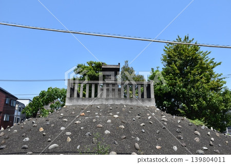 平井淺間神社的富士石塚與鳥居 平井淺間神社的富士石塚與鳥居 139804011