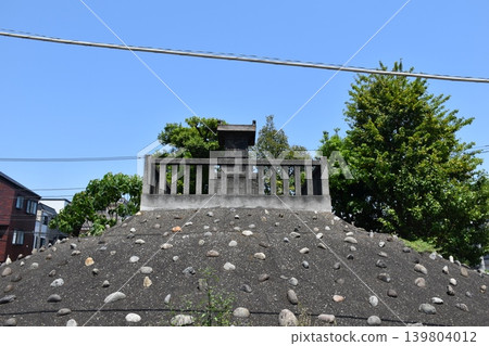 平井淺間神社的富士石塚與鳥居 平井淺間神社的富士石塚與鳥居 139804012