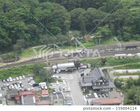 從高處拍攝的迷人當地火車站。 139804114
