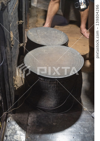 台灣台東蘭嶼山水：大吳族傳統地下房屋內部，竹火燻黑，紫藤藤環繞，展現精湛的木工技藝。 139804266