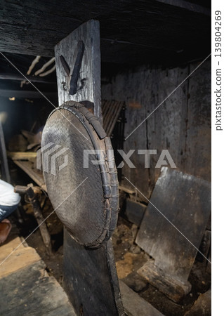 台灣台東蘭嶼景緻:大吳族地下室特有的弧形木製背板 台灣台東蘭嶼景緻:大吳族地下室特有的弧形木製背板 139804269