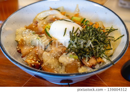 美食特輯:伊呂澤的溫泉蛋、蒸肉飯、米飯、海帶,以及美味的日常生活 美食特輯:伊呂澤的溫泉蛋、蒸肉飯、米飯、海帶,以及美味的日常生活 139804312