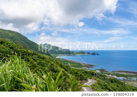 Taiwan Taidong Lanyu scenery: bird's-eye view of Zhonghao Highway under the clouds, traditional underground houses of Yagyin tribes, and Tanlan Bay 139804319
