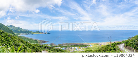 台灣台東蘭嶼風景：超寬廣的田野全景、銀色地段、傳統地下建築、島嶼、太平洋、大海、天空、天空的色彩以及廣闊的視野 139804324