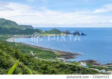 台灣台東蘭嶼景色:遠眺東青灣,月光如月的海岸,遠處水下戰艦,嶙峋的礁石,蔚蘭太平洋 台灣台東蘭嶼景色:遠眺東青灣,月光如月的海岸,遠處水下戰艦,嶙峋的礁石,蔚蘭太平洋 139804325