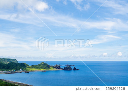 台灣台東蘭嶼風景:遠眺大海,海軍船礁石,蔚藍的太平洋景色,以及廣闊的藍天白雲和碧空如洗的景象。 台灣台東蘭嶼風景:遠眺大海,海軍船礁石,蔚藍的太平洋景色,以及廣闊的藍天白雲和碧空如洗的景象。 139804326