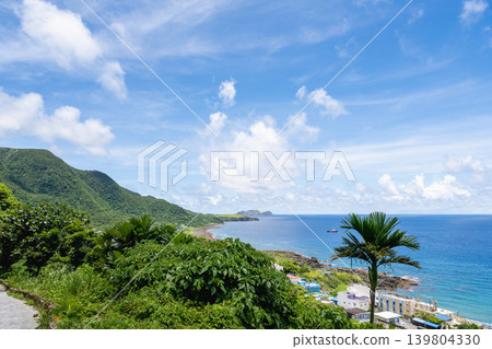 台灣台東蘭嶼風景:遠眺銀色海岸線,青山環繞,前方是廣闊的熱帶棕櫚樹。 台灣台東蘭嶼風景:遠眺銀色海岸線,青山環繞,前方是廣闊的熱帶棕櫚樹。 139804330