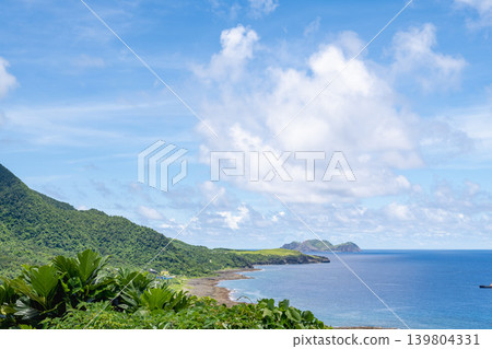 台灣台東蘭嶼風景：遠眺銀色海岸線，青山環繞，前方是廣闊的熱帶棕櫚樹。 139804331