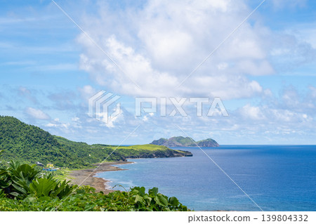 台灣台東蘭嶼風景：遠眺銀色海岸線，青山環繞，前方是廣闊的熱帶棕櫚樹。 139804332