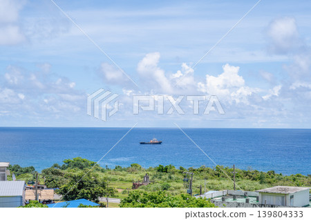 台灣台東蘭嶼風景：船停泊在太平洋上，碧海藍天，白雲藍天。 139804333