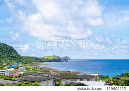 台灣台東蘭嶼風景：遠眺燕音族現代村落，碧藍的太平洋海景，廣闊的藍天，白雲朵朵，視野開闊。 139804335