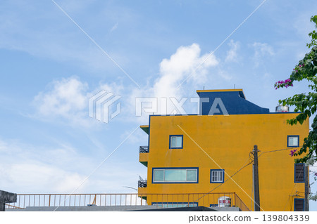 Taiwan Taidong Lanyu scenery: bright colors, blue and blue, distinctive features of the guesthouse architecture, outside view, bright sky, white sky view Taiwan Taidong Lanyu scenery: bright colors, blue and blue, distinctive features of the guesthouse architecture, outside view, bright sky, white sky view 139804339