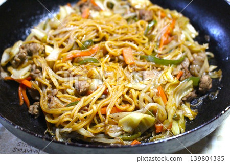 Make fried noodles in a frying pan Make fried noodles in a frying pan 139804385