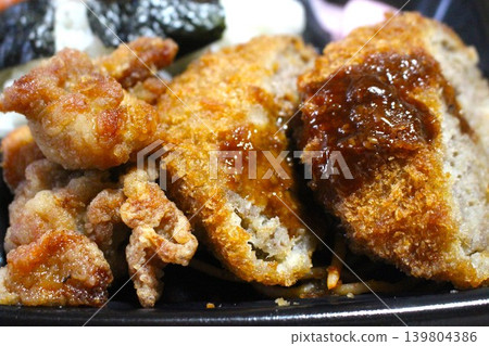 新鮮炸製的肉末餅和炸雞 新鮮炸製的肉末餅和炸雞 139804386