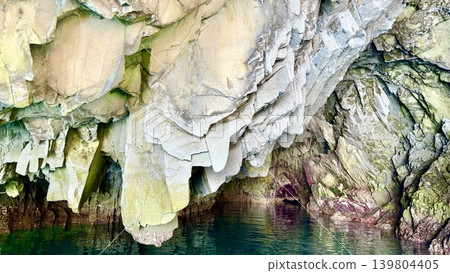 清晨的陽光灑在藍洞嶙峋的岩壁和碧藍的湖面上,波光粼粼,美不勝收。 (岩手縣宮古市淨土濱海灘) 清晨的陽光灑在藍洞嶙峋的岩壁和碧藍的湖面上,波光粼粼,美不勝收。 (岩手縣宮古市淨土濱海灘) 139804405