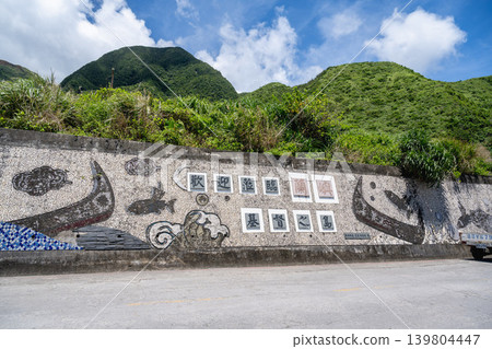 台灣台東蘭嶼風景:開原港著名地標、白色燈塔、礁石景觀、步道以及蔚蘭太平洋全景 台灣台東蘭嶼風景:開原港著名地標、白色燈塔、礁石景觀、步道以及蔚蘭太平洋全景 139804447