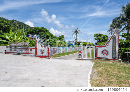 台灣台東蘭嶼風光：椰油之鄉小門外景，大武族傳統木牌船遊特色，碧空如洗，白雲朵朵。 139804454