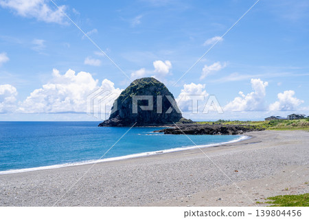 台灣台東蘭嶼風景:西北角著名地標:饅頭岩、開闊的礫石海岸、太平洋和天空全景。 台灣台東蘭嶼風景:西北角著名地標:饅頭岩、開闊的礫石海岸、太平洋和天空全景。 139804456