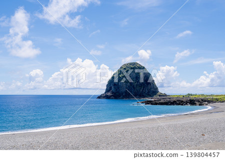 台灣台東蘭嶼風景:西北角著名地標:饅頭岩、開闊的礫石海岸、太平洋和天空全景。 台灣台東蘭嶼風景:西北角著名地標:饅頭岩、開闊的礫石海岸、太平洋和天空全景。 139804457