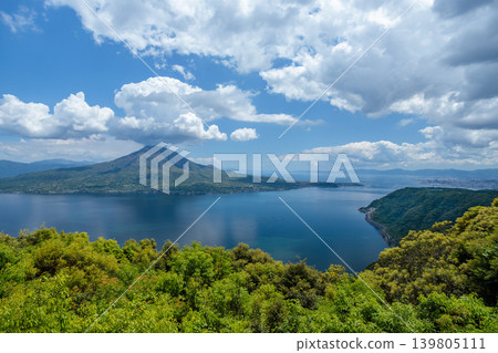 從鹿兒島遠眺,櫻島和城市在背景中若隱若現。 從鹿兒島遠眺,櫻島和城市在背景中若隱若現。 139805111