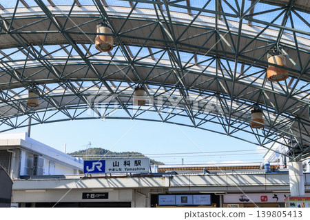 山科站(京都府京都市山科區),由JR西日本營運。 山科站(京都府京都市山科區),由JR西日本營運。 139805413