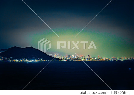 日本：明石海峽大橋和夜幕下的汽車雷射光束 139805663