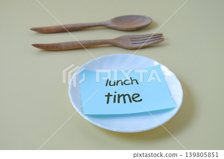 Text lunch time note on paper over white dishware . Text lunch time note on paper over white dishware . 139805851