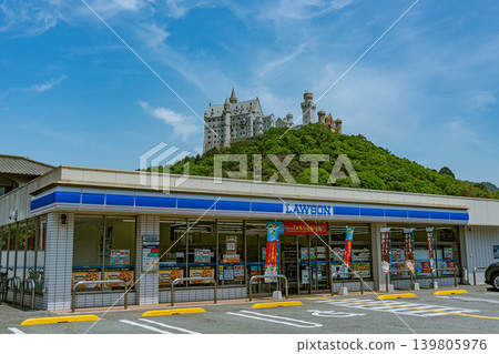 日本:便利商店、藍天、兵庫縣的新天鵝堡和太陽公園的天鵝城 日本:便利商店、藍天、兵庫縣的新天鵝堡和太陽公園的天鵝城 139805976
