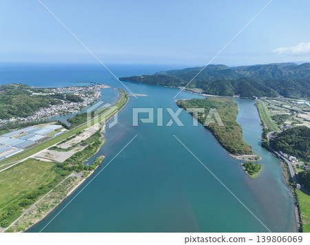 Scenery at the mouth of the Shimanto River in Shimanto City, Kochi Prefecture Scenery at the mouth of the Shimanto River in Shimanto City, Kochi Prefecture 139806069