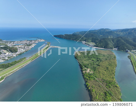 Scenery at the mouth of the Shimanto River in Shimanto City, Kochi Prefecture Scenery at the mouth of the Shimanto River in Shimanto City, Kochi Prefecture 139806071