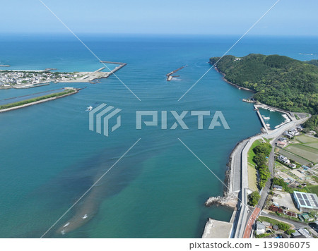 Scenery at the mouth of the Shimanto River in Shimanto City, Kochi Prefecture Scenery at the mouth of the Shimanto River in Shimanto City, Kochi Prefecture 139806075