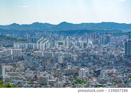 Beautiful cherry blossoms in full bloom along Seokchon Lake with city skyline background in spring, Seoul, South Korea 139807386