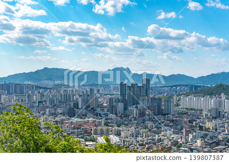 Beautiful cherry blossoms in full bloom along Seokchon Lake with city skyline background in spring, Seoul, South Korea 139807387