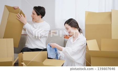 一對年輕夫婦準備搬家 139807646