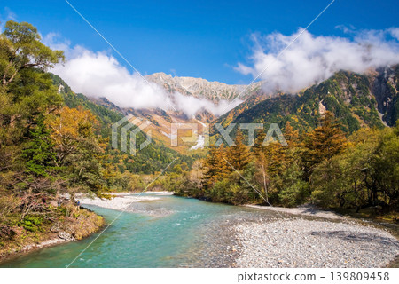 秋季上高地紅葉季:「從河童橋上看到的雄偉的穗高山脈和美麗的梓川流淌」(長野縣松本市) 秋季上高地紅葉季:「從河童橋上看到的雄偉的穗高山脈和美麗的梓川流淌」(長野縣松本市) 139809458