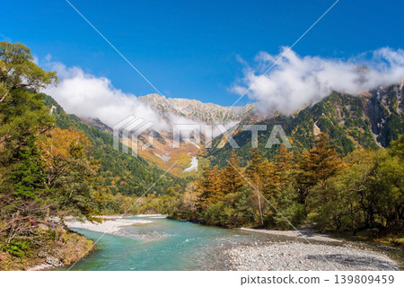 Kamikochi during the autumn foliage season: "The majestic Hotaka mountain range and the beautiful flow of the Azusa River as seen from Kappa Bridge" (Matsumoto City, Nagano Prefecture) Kamikochi during the autumn foliage season: "The majestic Hotaka mountain range and the beautiful flow of the Azusa River as seen from Kappa Bridge" (Matsumoto City, Nagano Prefecture) 139809459